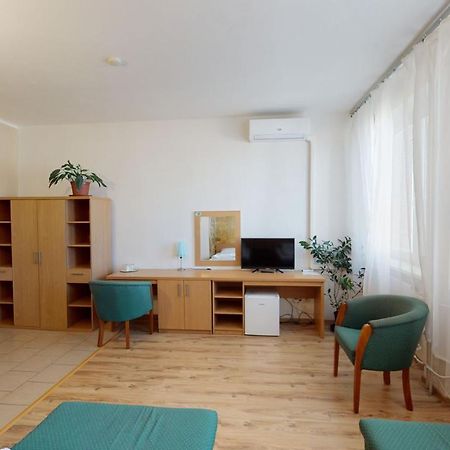 Hotel Hubert Nové Zámky Dış mekan fotoğraf