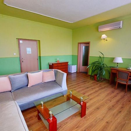 Hotel Hubert Nové Zámky Dış mekan fotoğraf