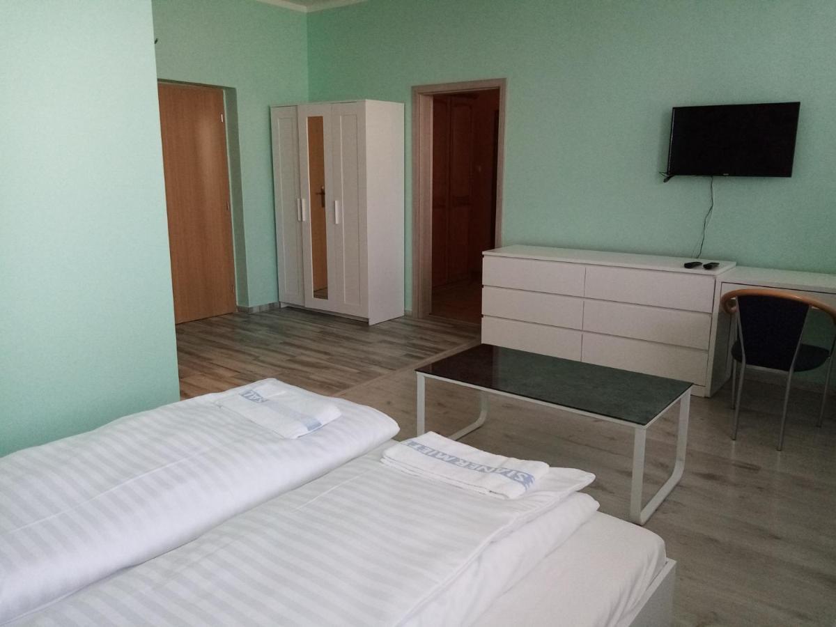 Hotel Hubert Nové Zámky Dış mekan fotoğraf