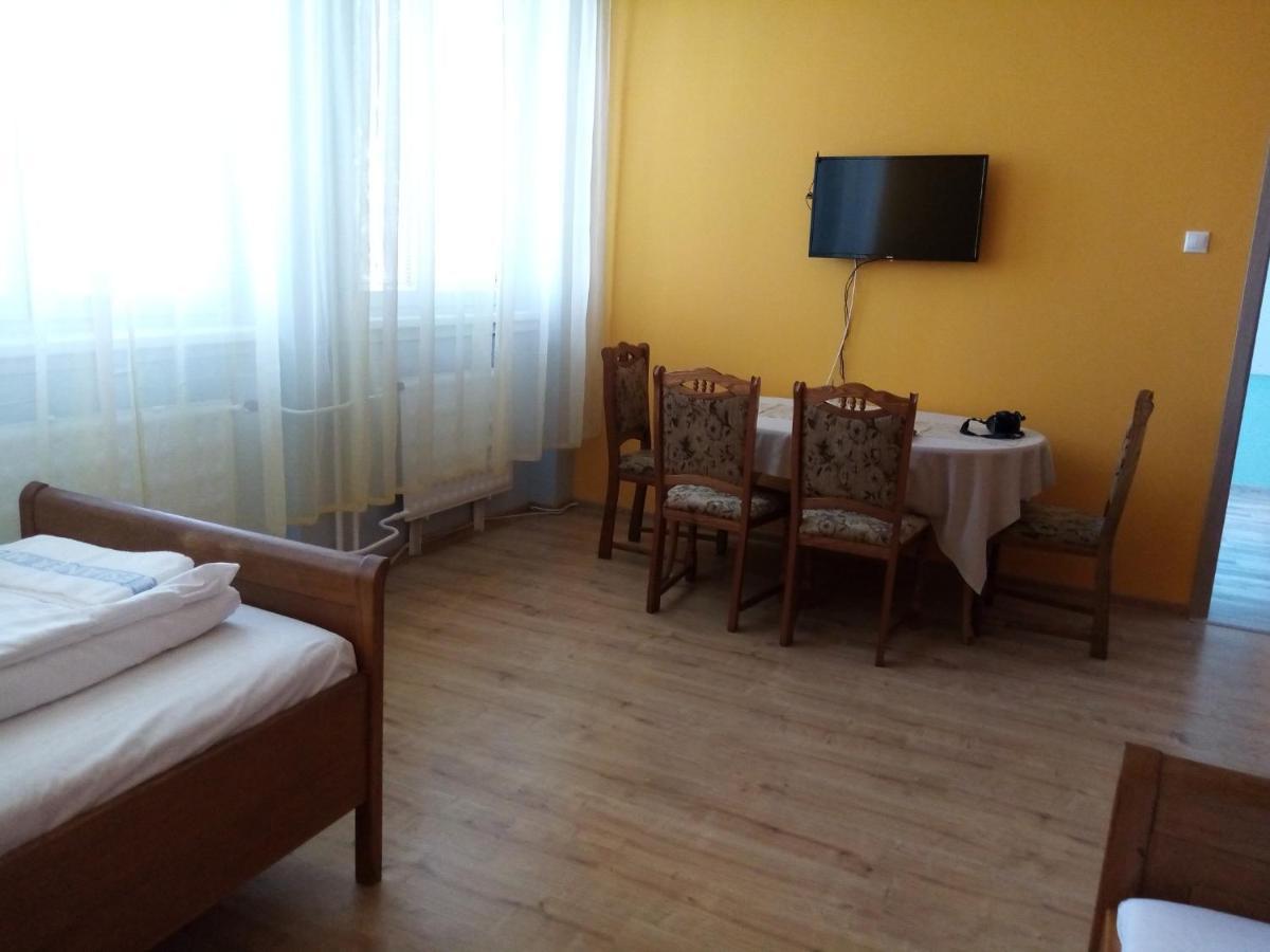 Hotel Hubert Nové Zámky Dış mekan fotoğraf