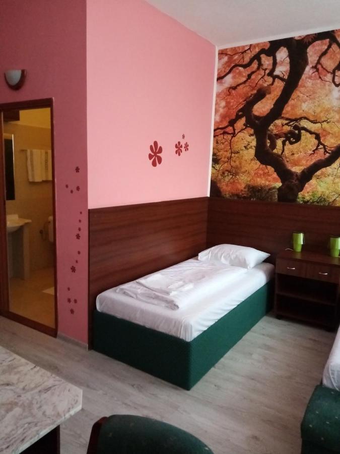 Hotel Hubert Nové Zámky Dış mekan fotoğraf