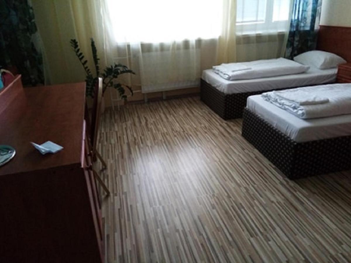 Hotel Hubert Nové Zámky Dış mekan fotoğraf