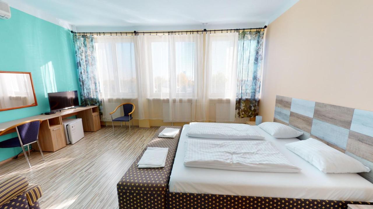 Hotel Hubert Nové Zámky Dış mekan fotoğraf