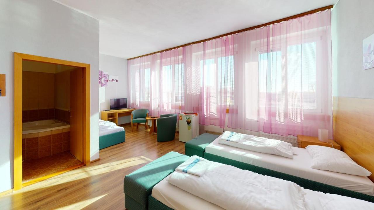 Hotel Hubert Nové Zámky Dış mekan fotoğraf