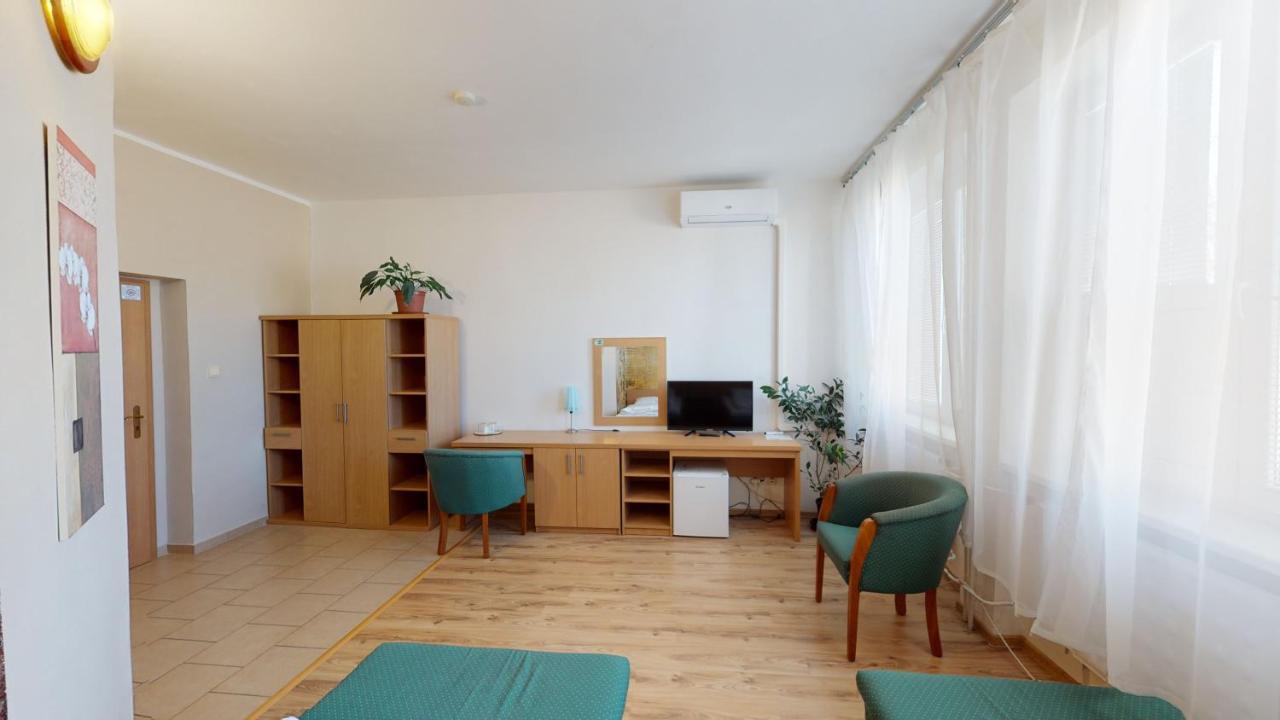 Hotel Hubert Nové Zámky Dış mekan fotoğraf