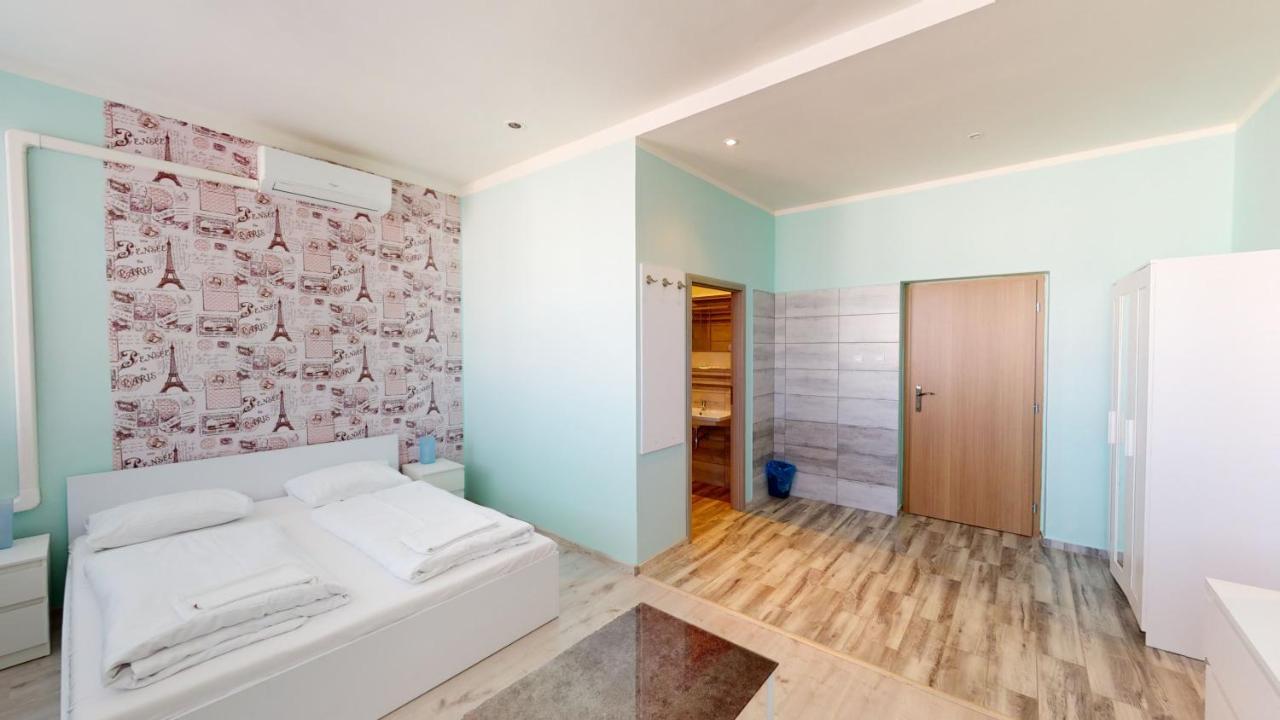 Hotel Hubert Nové Zámky Dış mekan fotoğraf