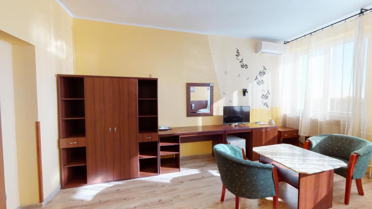 Hotel Hubert Nové Zámky Dış mekan fotoğraf
