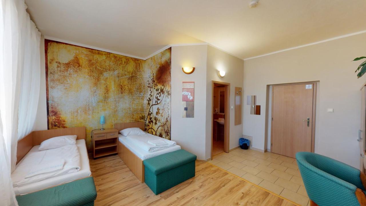 Hotel Hubert Nové Zámky Dış mekan fotoğraf
