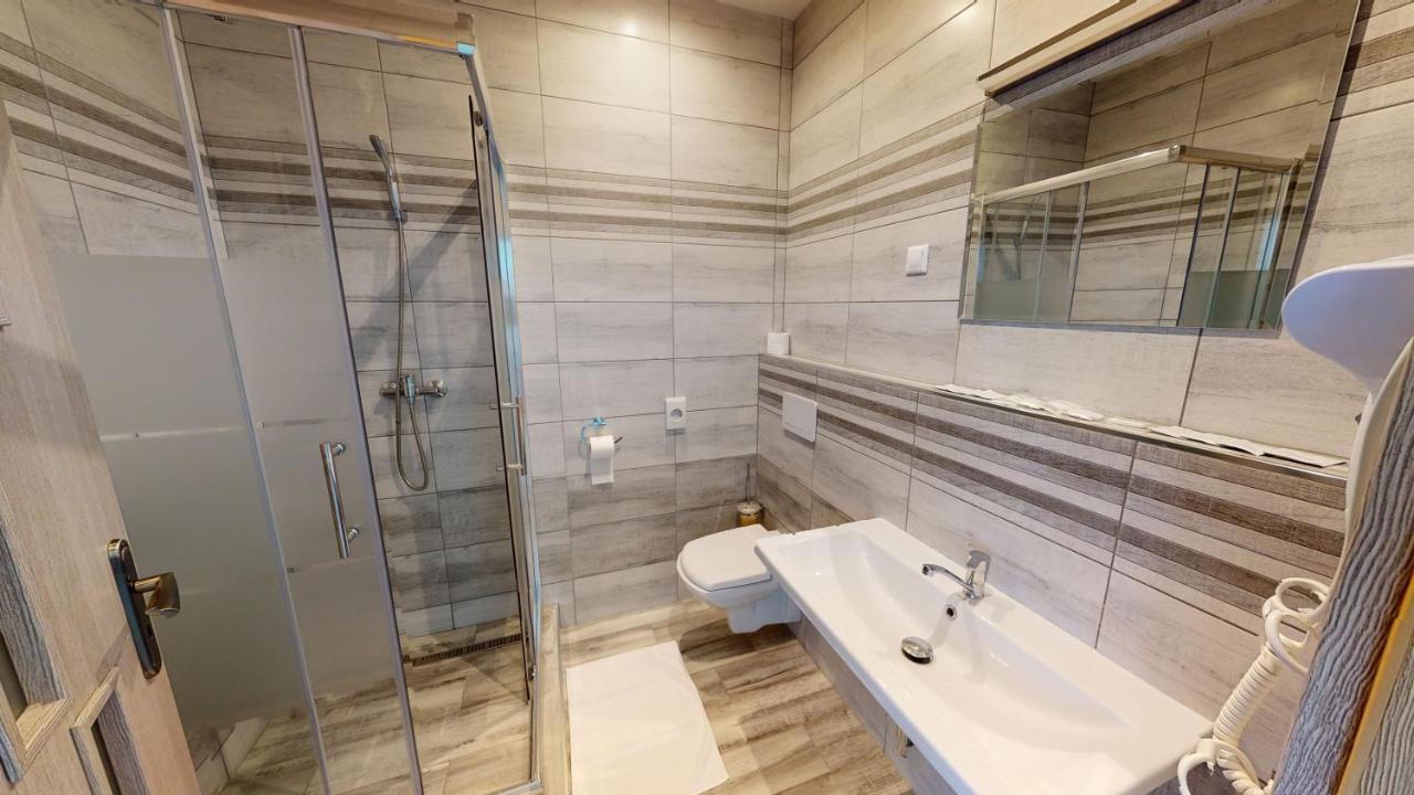 Hotel Hubert Nové Zámky Dış mekan fotoğraf