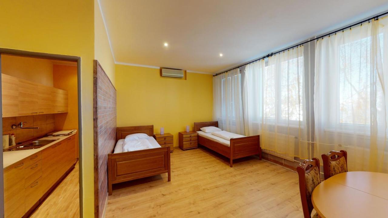 Hotel Hubert Nové Zámky Dış mekan fotoğraf