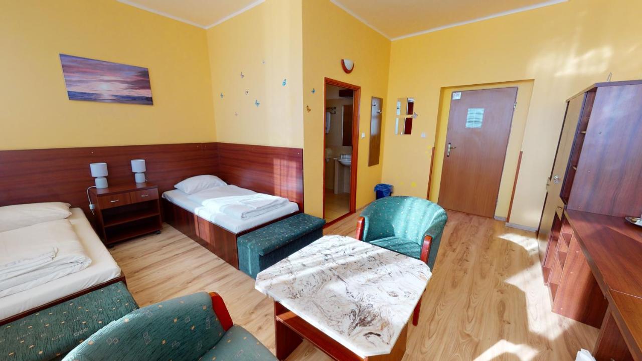 Hotel Hubert Nové Zámky Dış mekan fotoğraf