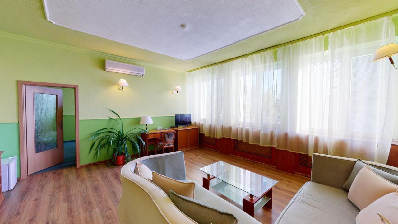 Hotel Hubert Nové Zámky Dış mekan fotoğraf