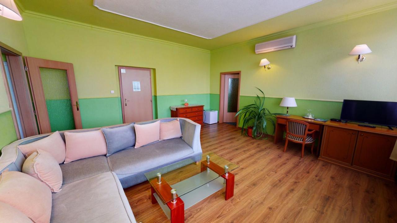 Hotel Hubert Nové Zámky Dış mekan fotoğraf
