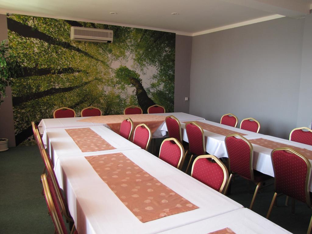 Hotel Hubert Nové Zámky Dış mekan fotoğraf
