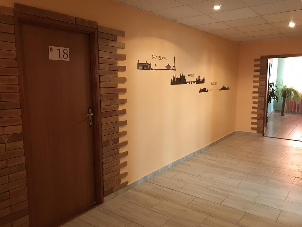Hotel Hubert Nové Zámky Dış mekan fotoğraf
