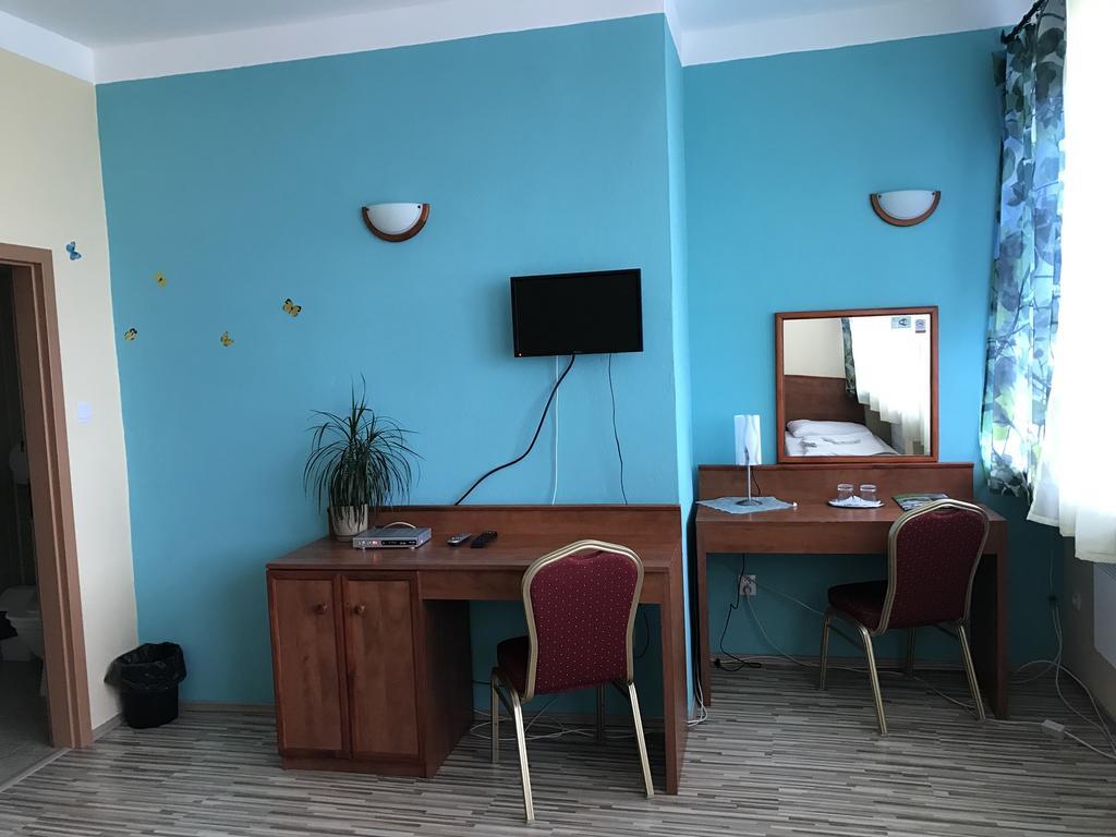 Hotel Hubert Nové Zámky Dış mekan fotoğraf