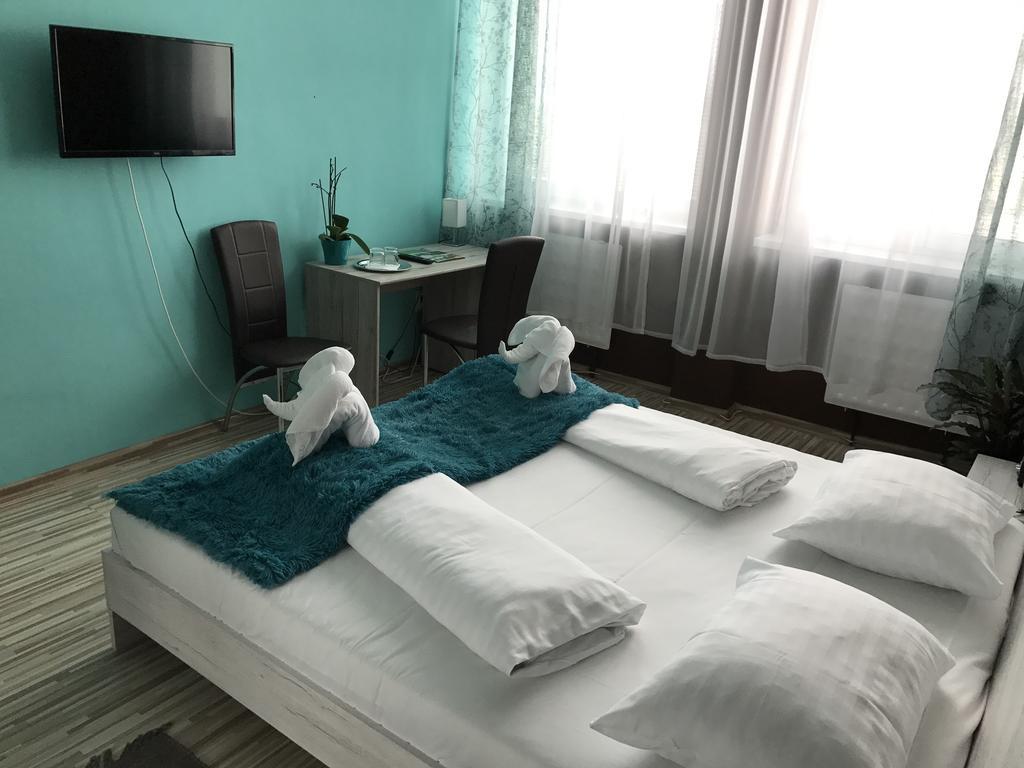 Hotel Hubert Nové Zámky Dış mekan fotoğraf