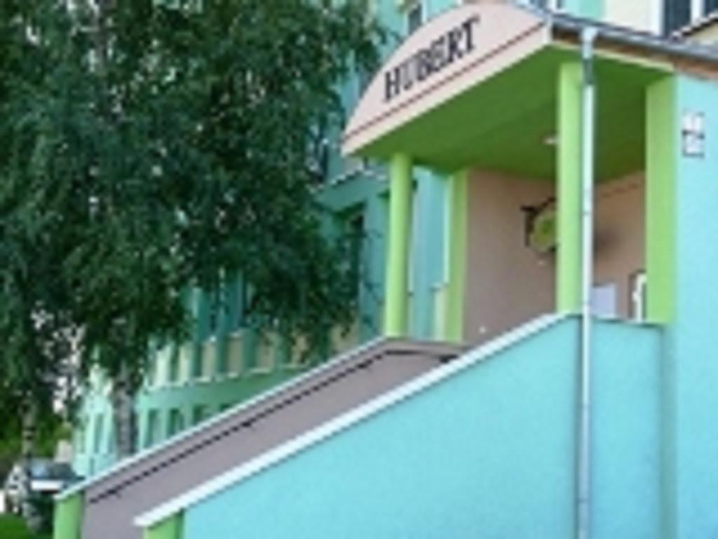 Hotel Hubert Nové Zámky Dış mekan fotoğraf