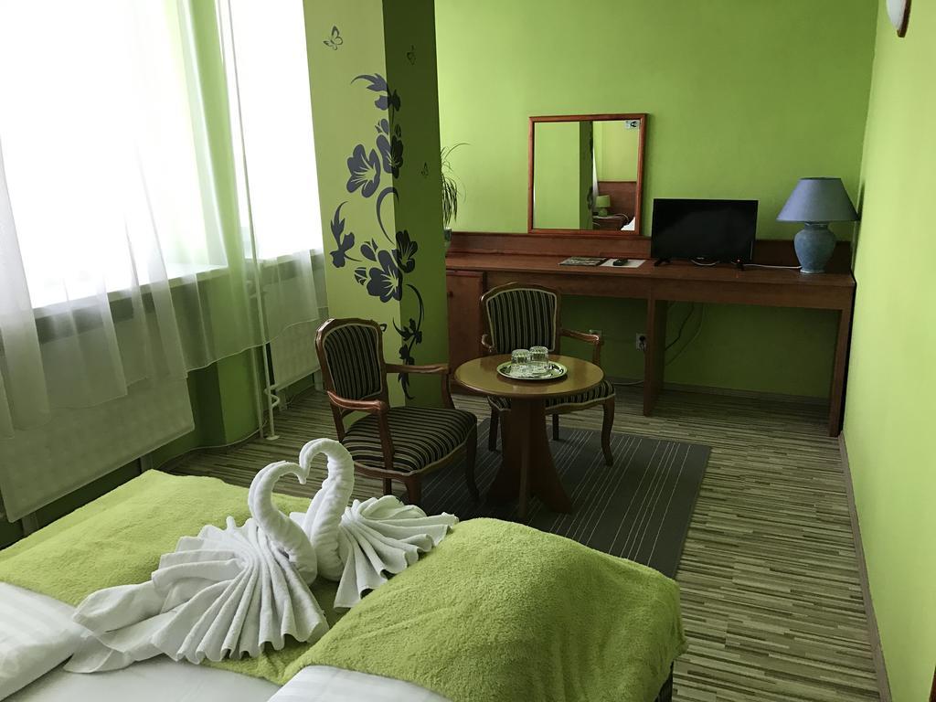 Hotel Hubert Nové Zámky Dış mekan fotoğraf