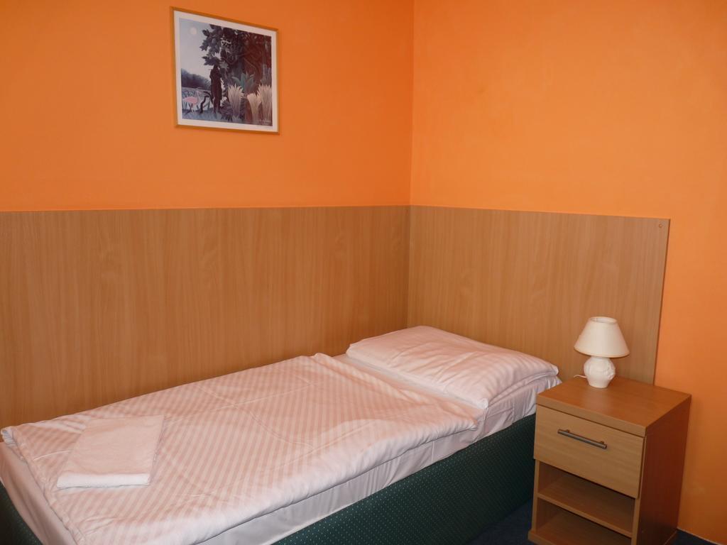 Hotel Hubert Nové Zámky Dış mekan fotoğraf
