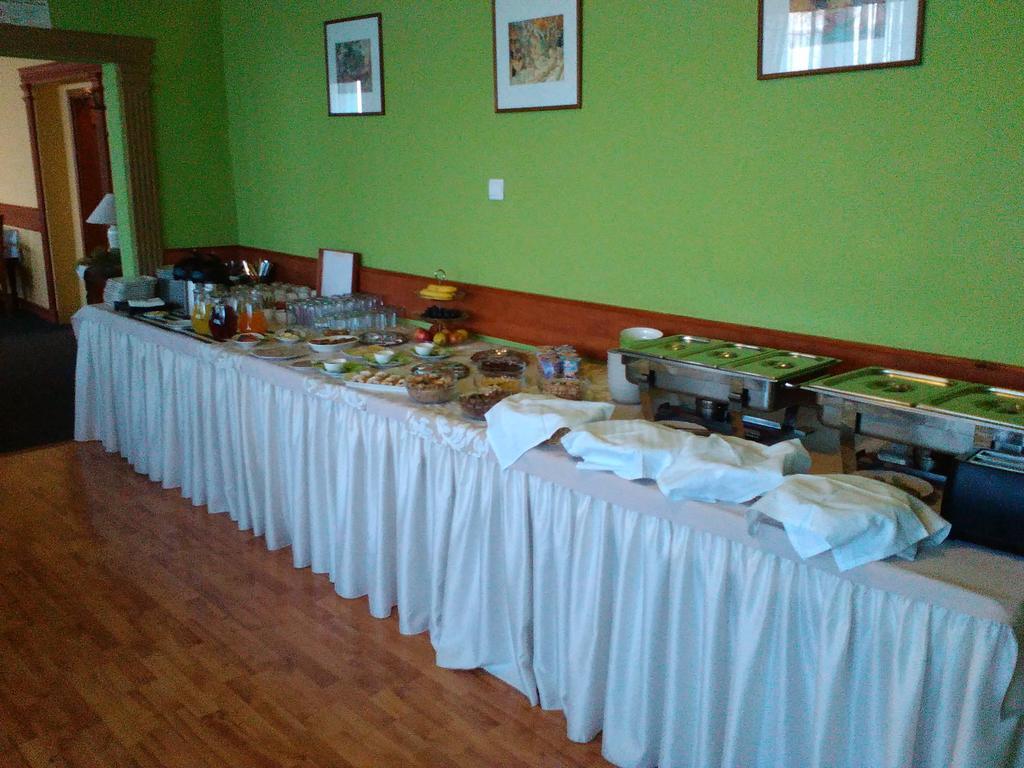 Hotel Hubert Nové Zámky Dış mekan fotoğraf