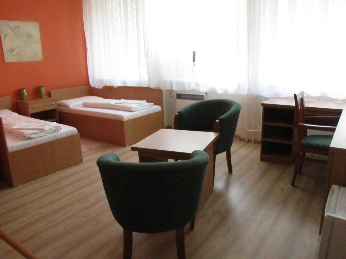 Hotel Hubert Nové Zámky Dış mekan fotoğraf