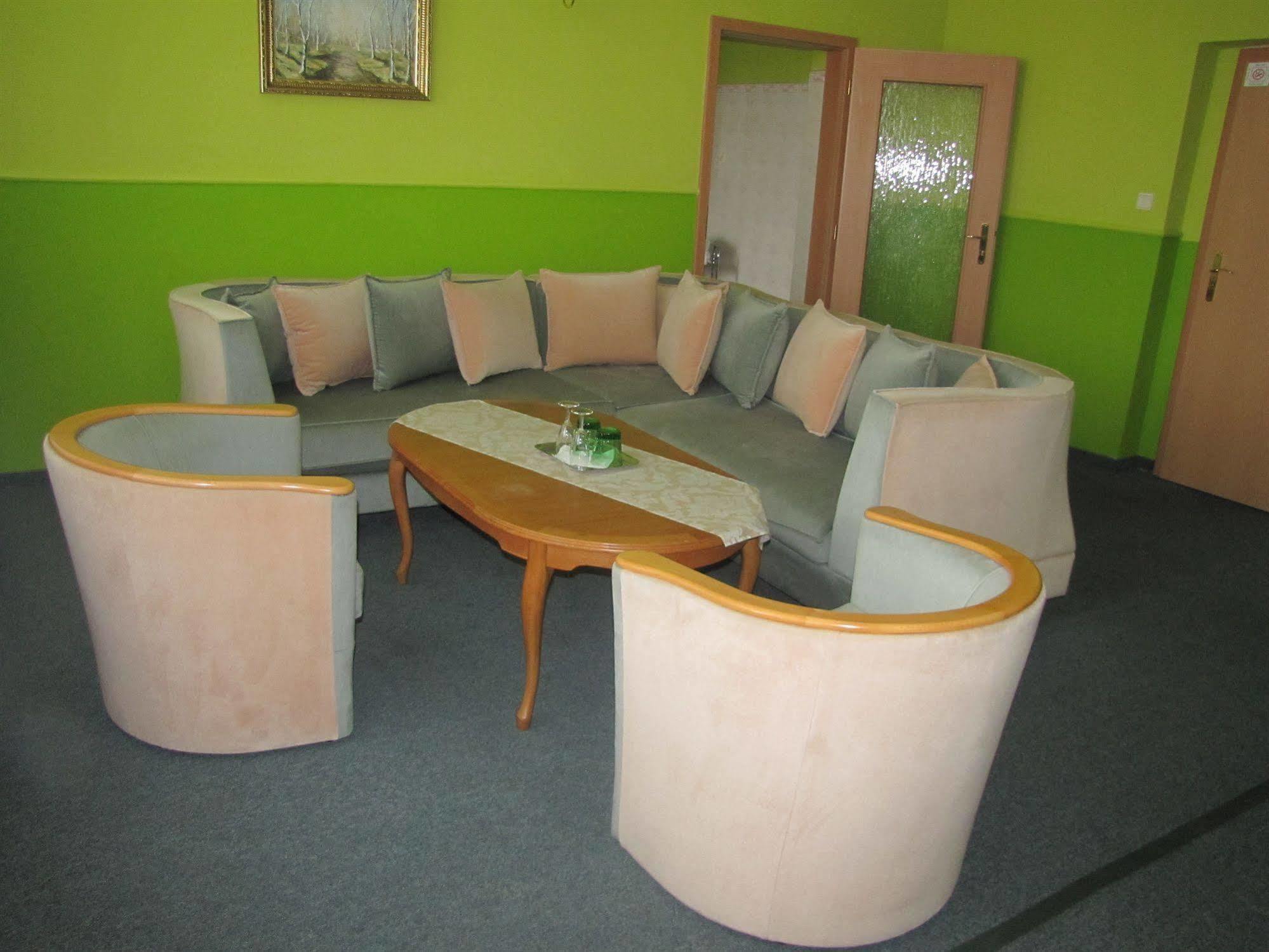 Hotel Hubert Nové Zámky Dış mekan fotoğraf