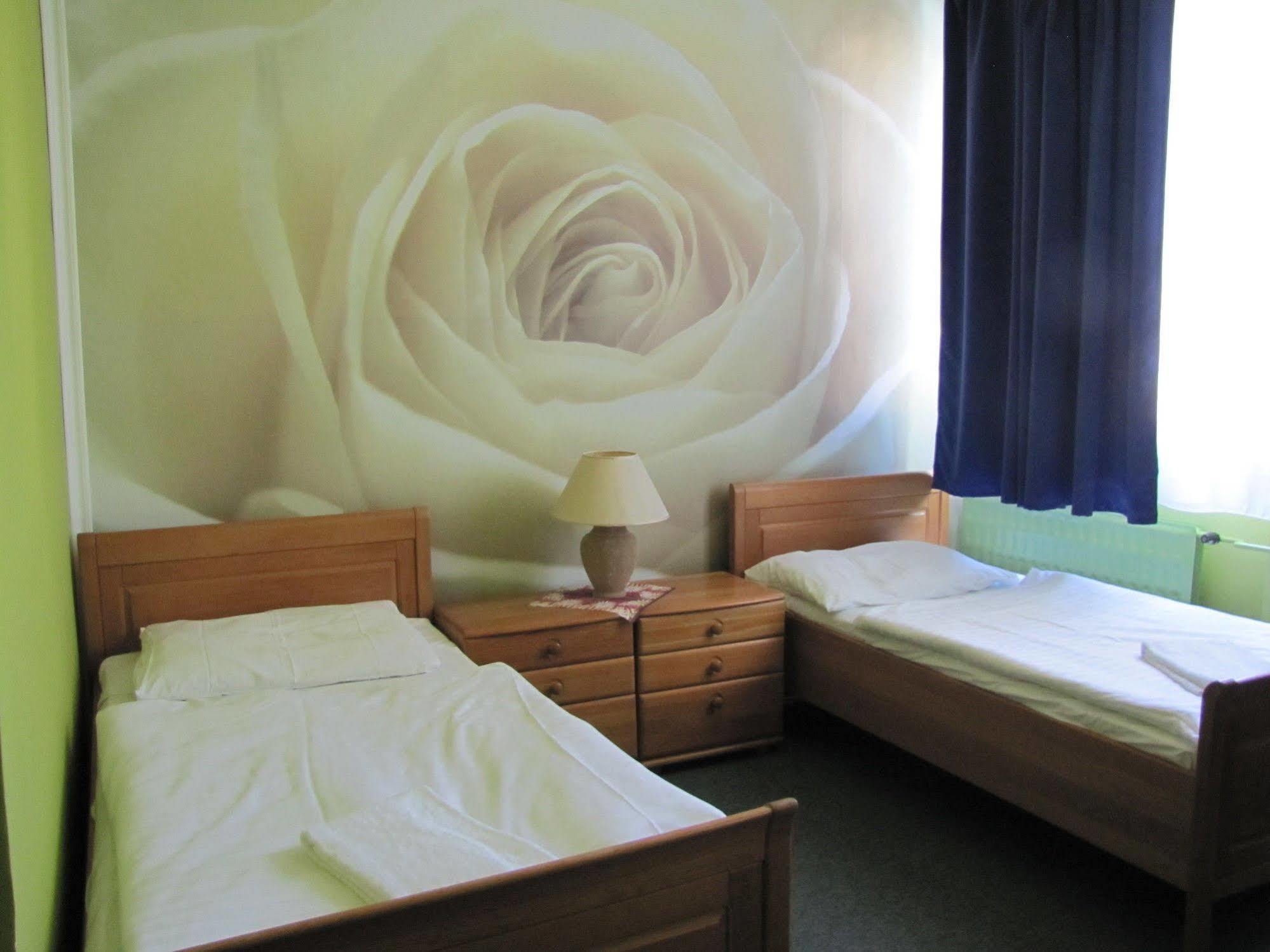 Hotel Hubert Nové Zámky Dış mekan fotoğraf