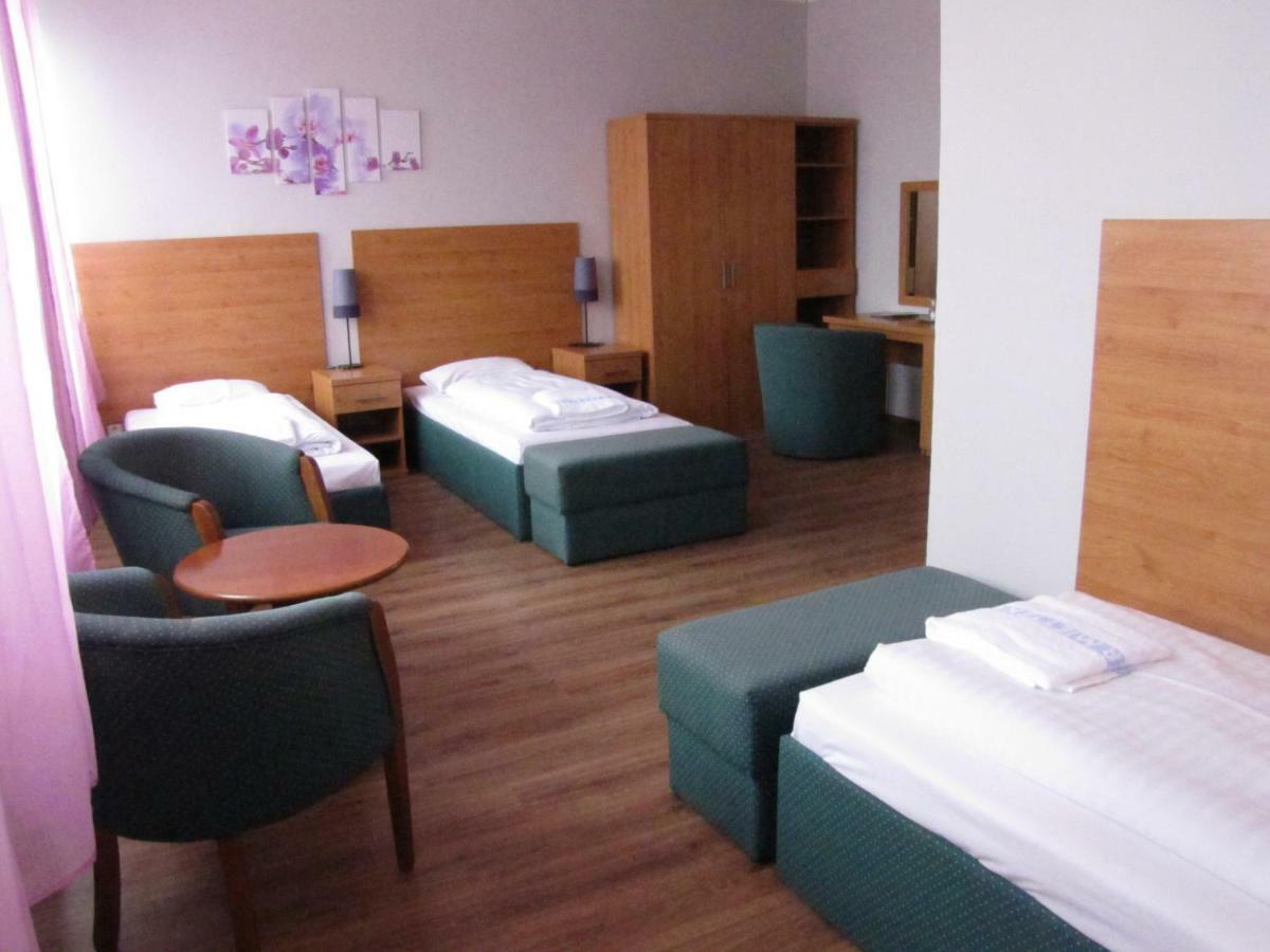 Hotel Hubert Nové Zámky Dış mekan fotoğraf