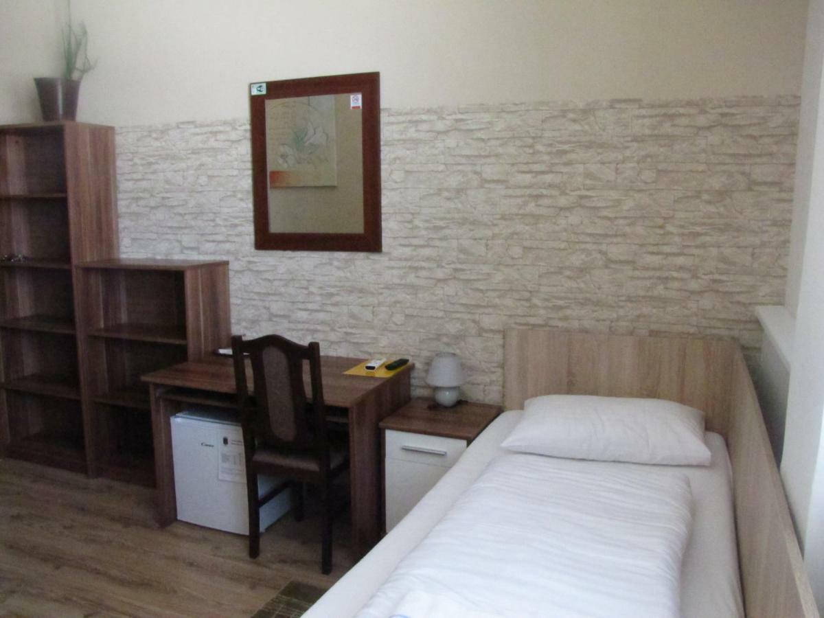 Hotel Hubert Nové Zámky Dış mekan fotoğraf